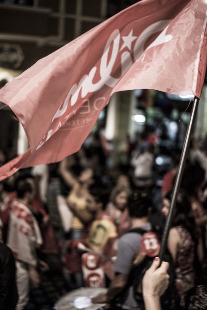 Bandeiras vermelhas deram o tom da comemoração | 