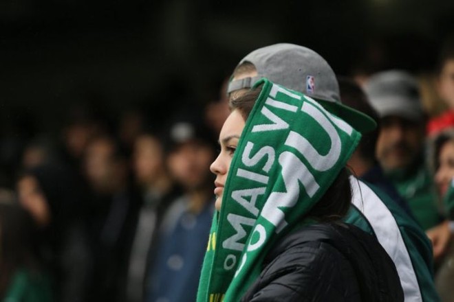 Torcedora se protege do frio na vitória do Coxa sobre o Atlético |