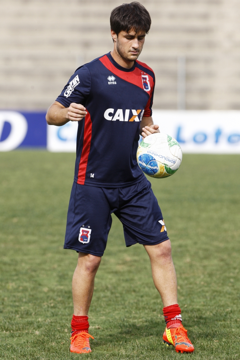 O lateral Chiquinho volta ao Paraná depois de cumprir suspensão contra o Luverdense | André Rodrigues/ Gazeta do Povo