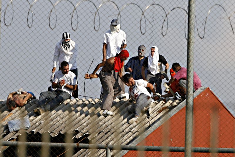 Os presos mantidos como reféns estão sendo frequentemente espancados pelos rebelados | Josué Teixeira/ Gazeta do Povo