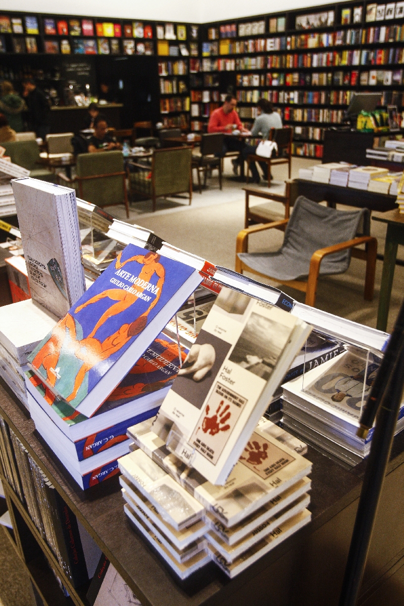 Volume de vendas em livrarias e papelarias caiu 29,9% no mês | André Rodrigues / Gazeta do Povo