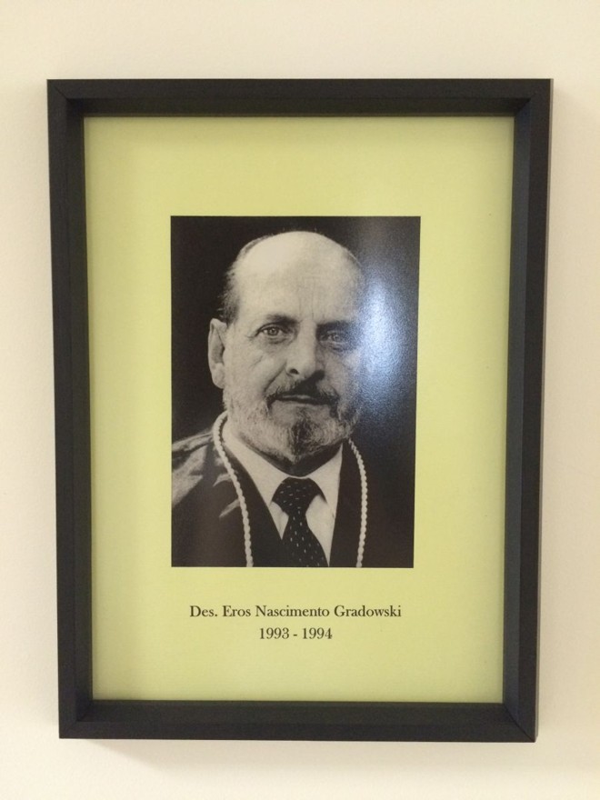 Des. Eros Nascimento GradowskiIngressou na carreira do Ministério Público no ano de 1952, após exercer interinamente o cargo de promotor público. Em 1952, em concurso público, foi nomeado para o cargo de promotor público da comarca de Sengés. Foi o primeiro titular da 3ª Promotoria Pública de Londrina. Em 1961, exerceu o cargo de diretor da Penitenciária Central do Estado. Professor de inglês, foi nomeado diretor do Colégio Estadual do Paraná de 1962 a 1966. Foi membro da comissão do anteprojeto do Estatuto do Ministério Público do Estado do Paraná. Integrou, durante quatro anos, o Conselho Estadual de Educação, onde foi presidente da Câmara de Ensino Médio e da Comissão de Legislação e Normas. Lecionou Direito Penal, Direito Constitucional e Direito Internacional Público na Faculdade de Direito de Curitiba. Na Universidade Católica do Paraná, foi professor titular de Direito Penal e chegou a exercer as funções de diretor do Curso de Direito desta instituição. Exerceu as funções de corregedor geral do Ministério Público no biênio 1978/79. Em 16 de março de 1979 foi nomeado procurador geral da justiça, cargo que ocupou até 25 de junho de 1979, quando foi nomeado desembargador, por meio do quinto constitucional destinado a membros do Ministério Público. No Tribunal de Justiça do Paraná, exerceu o cargo de vice-presidente, no biênio 1993/94. Faleceu no dia 13 de maio de 1994. |