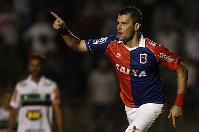 Giancarlo comemora o gol do Paraná diante do América-MG |