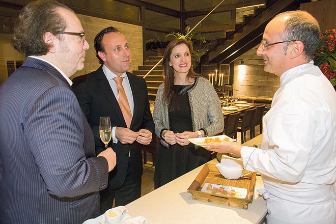 O presidente do Grupo Bergerson, Marcelo Bergerson (de perfil), o gerente da Omega Brasil, Rodrigo Ortiz, e Vivian Catarin, gerente de marcas da joalheria, foram os anfitriões do exclusivo jantar realizado no Espaço de Gastronomia do chef Celso Freire (à dir.), na quinta-feira |