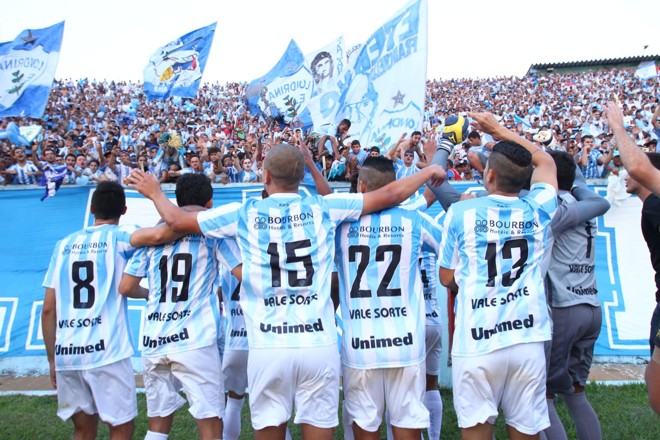Festa dos jogadores do Londrina após empate em 0 a 0 com o Anapolina, que garantiu o acesso à Série C | 