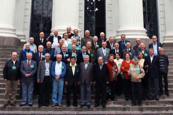 Essa turma aí da foto são os formandos em Medicina da UFPR de 1964, que se reuniram na escadaria do prédio histórico da Federal no aniversário de 50 anos de formatura. Entre eles estão os doutores João Batista Marchesini, Luiz Carlos Borges da Silveira, João Batista Neiva, Ariel Rocha, Samir Faria e Hamilton Júlio |