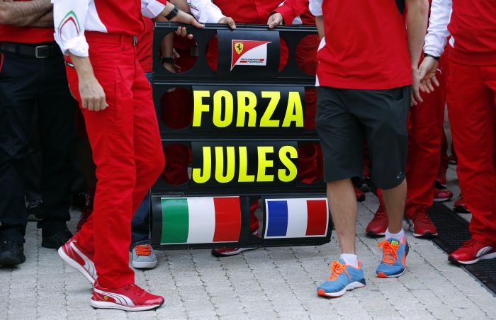 Placa de apoio a Jules Bianchi no box da Ferrari, onde o piloto francês foi formado | Reuters