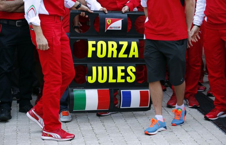 Placa de apoio a Jules Bianchi no box da Ferrari, onde o piloto francês foi formado | Reuters