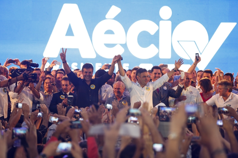 Aécio Neves (à dir.) ao lado do governador Beto Richa durante a rápida passagem por Curitiba: duras críticas ao PT | Henry Milléo/ Gazeta do Povo