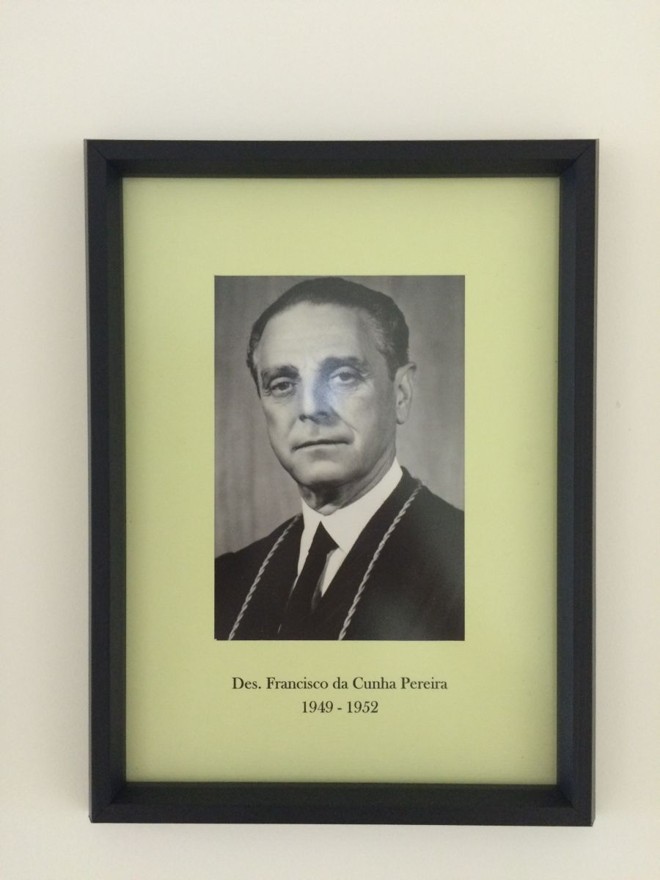 Des. Francisco da Cunha PereiraIniciou sua carreira na magistratura como juiz municipal em Clevelândia. Em 1924 foi indicado pelo Tribunal de Justiça do Paraná para organizar o recém-criado Juizado Privativo de Menores, do qual foi o primeiro juiz e onde permaneceu por 23 anos. Foi presidente do Tribunal do Júri e do Juizado de Casamentos. Em fevereiro de 1947, foi nomeado para ocupar o cargo de desembargador. Exerceu a vice-presidência, de 1949 a 1952 e, pelo período de quatro anos, exerceu o cargo de presidente do Tribunal Regional Eleitoral, tendo sido eleito pela primeira vez em 1955 e reeleito em 1957. No magistério, foi professor fundador e mais tarde diretor da Faculdade de Direito de Curitiba, de 1952 a 1977, tendo lutado em prol do reconhecimento da instituição pelo Ministério da Educação e da Cultura (MEC), obtido em 1954. Acumulou o cargo diretivo com a titularidade da cadeira de Direito Judiciário Penal. Aposentou-se, no cargo de desembargador, em 1966, após 40 anos de serviço público. Depois de sua aposentadoria, foi convidado pelo fundador do Banco Bamerindus, hoje extinto, para ser Conselheiro do Banco. Faleceu aos 103 anos, no dia 17 de novembro de 1999. |