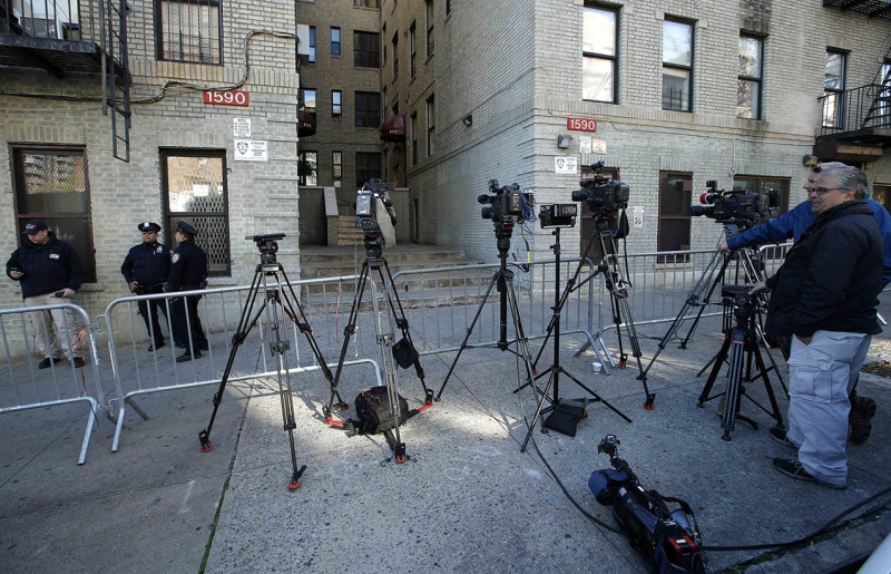 Câmeras diante do prédio nova-iorquino onde vive a criança internada ontem com suspeita de ebola exame deu negativo | Mike Segar/Reuters