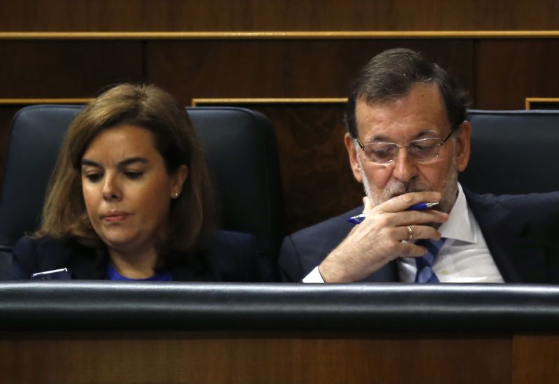 A vice-presidente do governo, Soraya Sáenz de Santamaría, e o primeiro-ministro espanhol Mariano Rayol | REUTERS/Andrea Coma