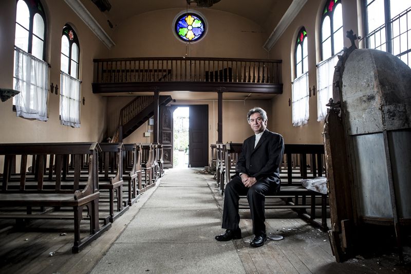 Padre José Aparecido Pinto no interior da Capela da Glória: Cúria Metropolitana e prefeitura não falam a mesma língua | Fotos: Henry Milleo/Gazeta do Povo