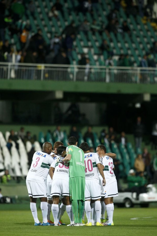 Jogadores do Coritiba antes da partida com o Botafogo |