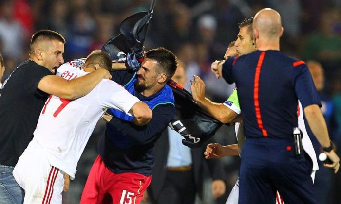Jogadores sérvios e albaneses brigam com pela bandeira que causou confusão na partida das Eliminatórias da Eurocopa | EFE