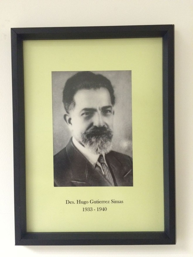 Des. Hugo Gutierrez SimasFormou-se em farmácia e chegou a trabalhar ao lado do pai, farmacêutico, durante cinco anos. Graduou-se em direito 1908. Em 1911 foi nomeado promotor público. Em 1912 deixou o Ministério Público, para lecionar português na Escola Normal de Curitiba, onde, posteriormente deu aulas de pedagogia. Foi, ainda, professor de lógica, história da literatura, filosofia e história natural do Ginásio Paranaense ao mesmo tempo em que integrava o Congresso Legislativo do estado. Foi o primeiro professor de economia política da Universidade do Paraná e o primeiro bibliotecário desde 19 de dezembro de 1912. Durante a década de 1920 foi consultor jurídico e advogado na então capital brasileira, Rio de Janeiro. De volta ao Paraná lecionou as disciplinas de direito constitucional, enciclopédia jurídica, direito internacional e direito comercial na Universidade do Paraná. Em 1932, foi nomeado ao cargo de procurador geral do Estado. Em 31 de março de 1933 foi nomeado desembargador do Tribunal de Apelação, tendo exercido a vice-presidência do que hoje conhecemos como Tribunal de Justiça do Paraná de 1933 a 1940. Foi também presidente do Tribunal Regional Eleitoral, cargo que assumiu em 1937. Como jornalista, redigiu textos para o