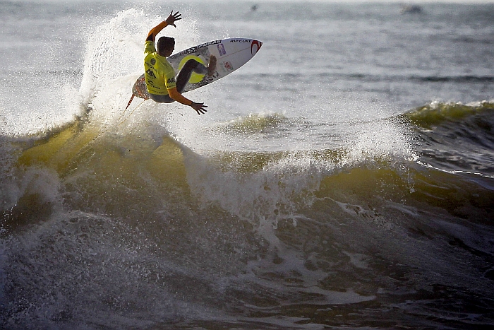Gabriel Medina foi derrotado por adversário americano na etapa de Portugal do Mundial de surfe | EFE
