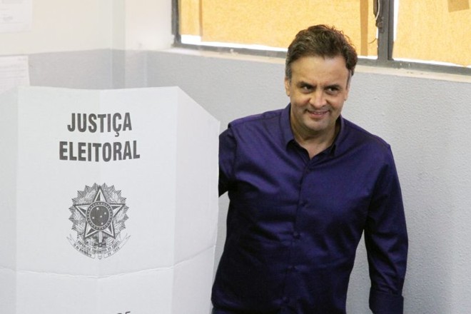 O candidato do PSDB à Presidência, Aécio Neves,votou em Belo Horizontee mostrou confiança |
