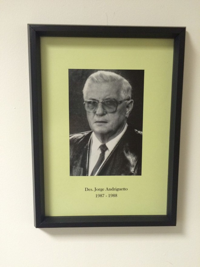 Des. Jorge AndriguettoAinda como acadêmico, exerceu interinamente a função de promotor público em São José dos Pinhais. Em 1949, foi nomeado promotor público. Após concurso foi nomeado juiz de direito em dezembro de 1952. Em 1970 foi nomeado juiz do Tribunal de Alçada. Em maio de1978 foi nomeado desembargador do TJ-PR. Ocupou a vice-presidência do tribunal durante a gestão 1987 a 1988. Foi presidente do Tribunal Regional Eleitoral do Paraná. No magistério, foi professor da Faculdade de Ciências Econômicas de Apucarana. Em Curitiba, foi professor de Direito Comercial da Faculdade de Direito de Curitiba e também na Universidade Católica do Paraná. Faleceu no dia 1.º de dezembro de 1994. |