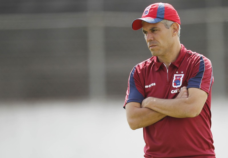 Técnico Ricardinho vai precisar reagir para afastar o Paraná da ZR | Jonathan Campos / Gazeta do Povo