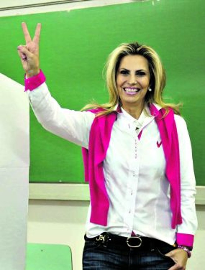 A vice-governadora eleita Cida Bor ghetti ao votar ontem de manhã, em Maringá | 