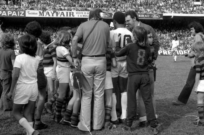 Crianças e repórteres cercam Pelé antes da vitória do Santos por 1 a 0 sobre o Atlético em 11 de novembro de 1973 | 