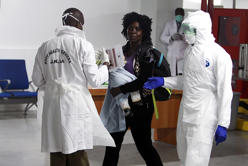 Passageiros são vistoriados ao chegar de áreas de risco de transmissão de ebola em aeroporto em Nairóbi, no Quênia | EFE/DANIEL IRUNGU