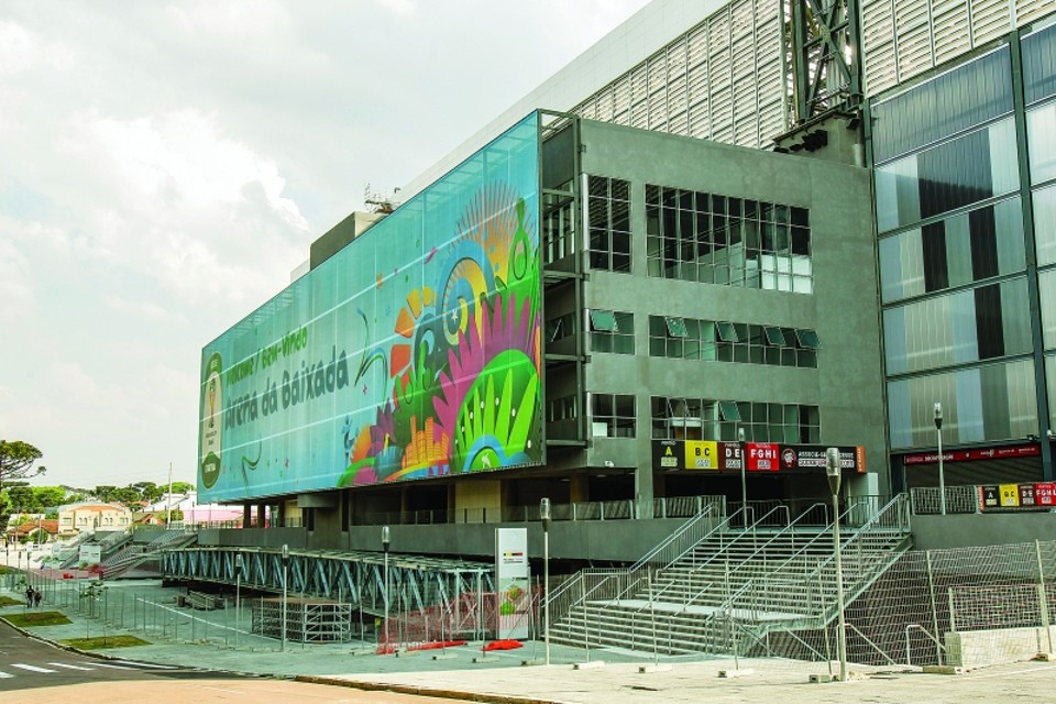 Peça do teto retrátil segue abandonada ao lado do estádio | Daniel Castellano/ Gazeta do Povo