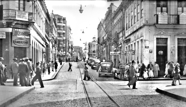 O curitibano curtia o centro da cidade como ponto de encontro, principalmente aos domingos, como nesta foto da esquina da Rua Marechal Floriano com a Quinze de Novembro, em 1948 | Acervo Cid Destefani