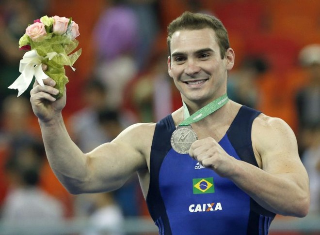 Arthur Zanetti celebra medalha de prata no Mundial de ginástica artística, na China | EFE/EPA/RUNGROJ YONGRIT