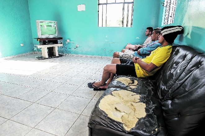 A televisão é o passatempo onipresente no acanhado alojamento do Andraus |