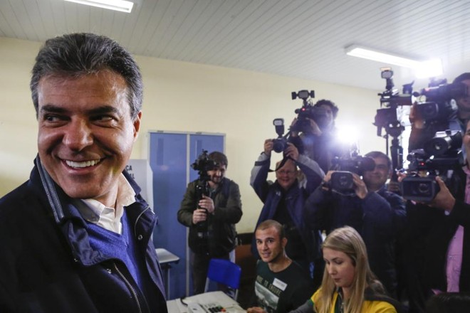 Governador Beto Richa no momento da votação na manhã desse domingo (5) |