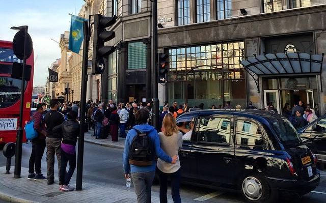 O eleitor Marcelo Heuer registra a votação em Londres: havia fila, mas sem demora. | Marcelo Heuer