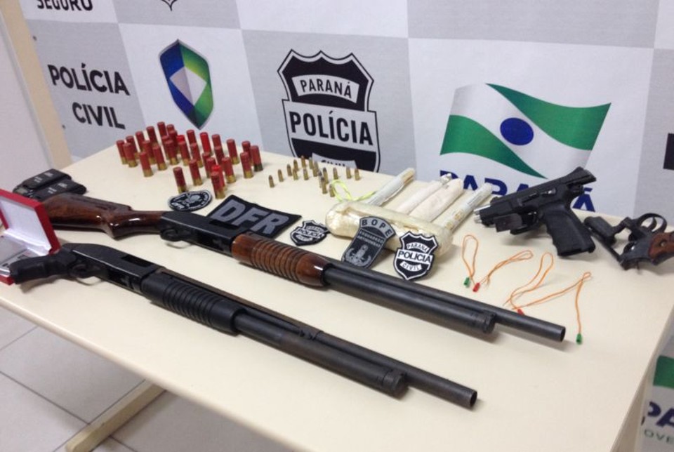 Bananas de dinaminte, armas e drogas foram apreendidas no Campina do Siqueira | Naiady Piva/Gazeta do Povo
