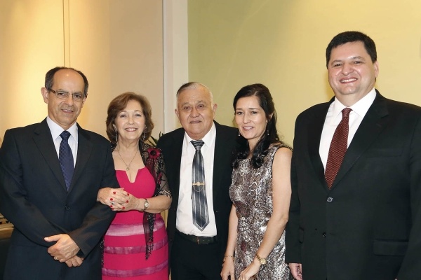 O casal de médicos Cleusa Pereira de Carlos e Antônio Elias Carlos Dextre e a filha Rosângela Maria Pereira de Carlos, também médica (os três, ao centro), com os presidentes da Associação Médica do Paraná, João Carlos Baracho (à esq.), e do Conselho Regional de Medicina, Maurício Marcondes Ribas, na homenagem pelo Dia do Médico, no último sábado. Cleusa e Antônio Elias foram agraciados com o Diploma de Mérito Ético-Profissional | Luiz Augusto Costa