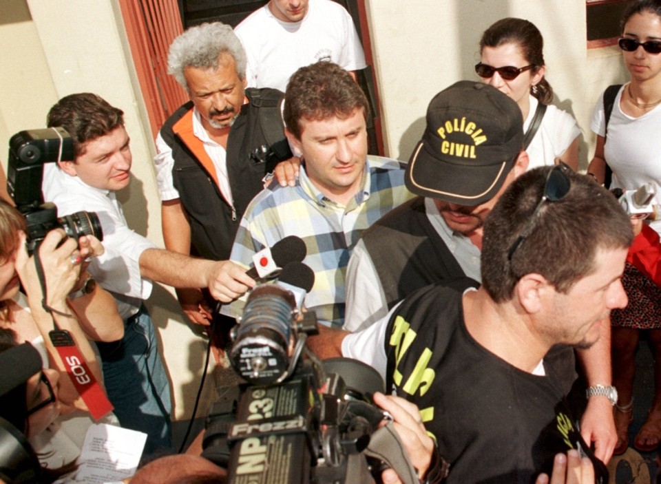 O doleiro Alberto Youssef, de camisa quadriculada, nos anos 90. Na época, ele foi preso por envolvimento na lavagem de dinheiro do caso Banestado | Arquivo/ Jornal de Londrina