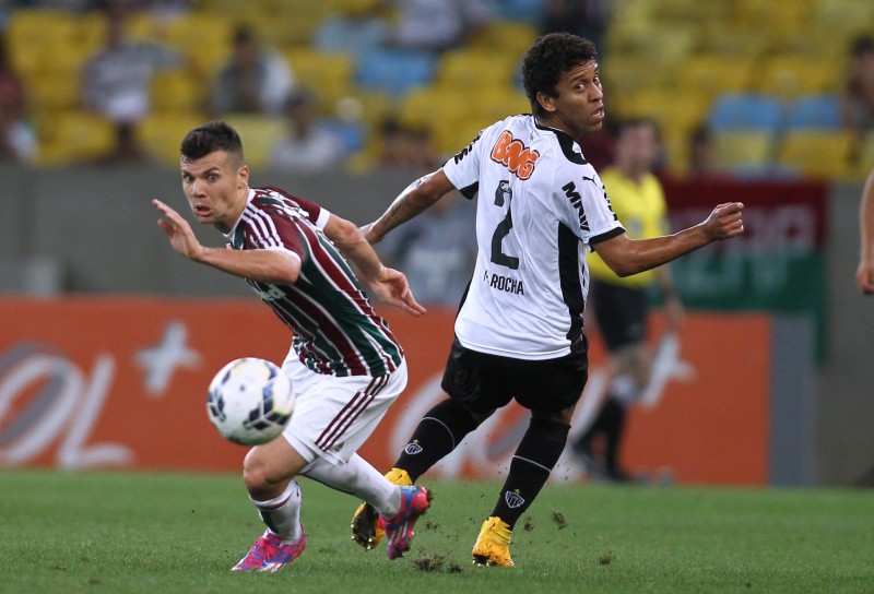 Wagner, do Fluminense, disputa bola com o Marcos Rocha, do Atlético-MG | Paulo Sergio / Photocamera