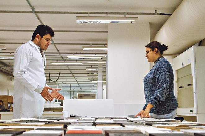 Taffarel Romulo e Stefanie Hasscao, técnicos do MON, preparam para embalar a obra Tempos Transversos, de Guita Soifer |