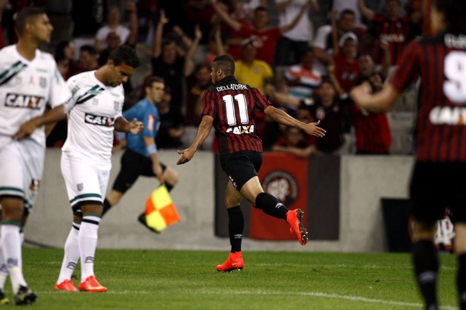 Dellatorre foi autor de dois gols contra o Figueirense | André Rodrigues / Gazeta do Povo