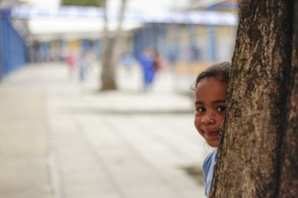 Não lamentar: A Escola Municipal Itacelina Bittencourt, no Guaíra, funciona faz 54 anos e atende, desde sempre, a comunidade empobrecida do Parolin a poucas quadras dali. Um dos maiores problemas do colégio é a evasão. Apenas 30% dos 550 alunos que ingressam chegam ao final do ano. Manter a qualidade nessa corda bamba é desafio diário. Em 2008, professores reagiram à pilhagem do Itacelina. Assumiram seus problemas, em busca de saída | Daniel Castellano/Gazeta do Povo
