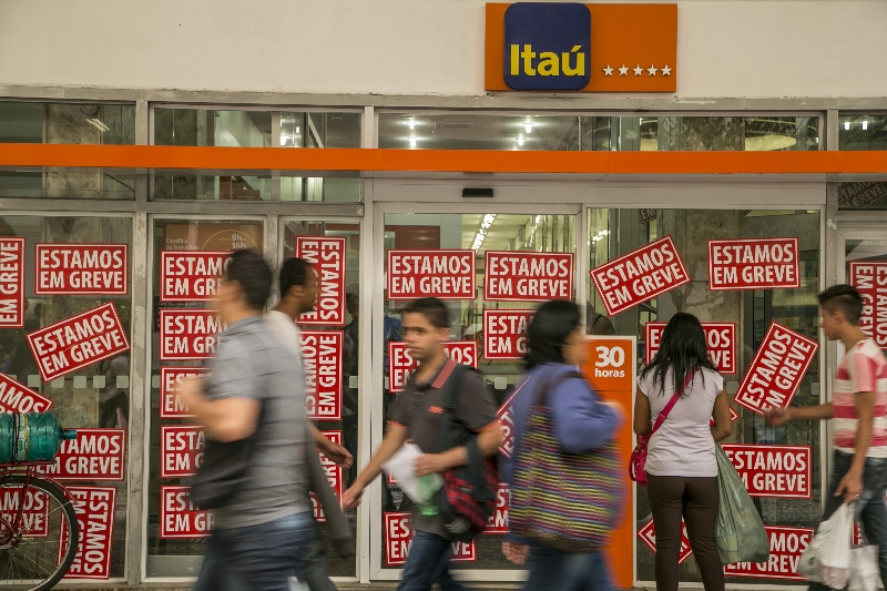 Bancos não podem deixar faltar envelopes para depósitos, segundo o Procon-PR | Marcelo Andrade/ Gazeta do Povo