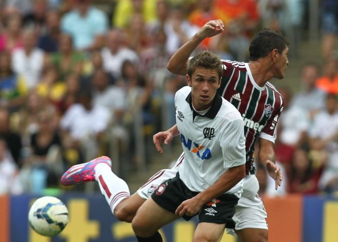 Disputa de bola no meio-campo. Atlético foi melhor na segunda etapa |