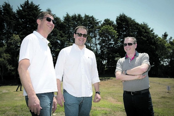 O advogado e empresário Valmir Maran (com os braços cruzados), da Paysage Empreendimentos, o diretor comercial e de marketing da empresa, Henrique Teixeira (centro), e o superintendente executivo da Padrone Imóveis, Antônio Carlos Silva |