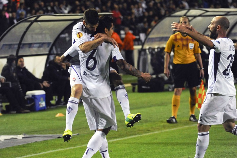 Juan Vargas (6) comemora o gol da vitória da Fiorentina sobre o PAOK Tessaloniki | Alexandros Avramidis / Reuters