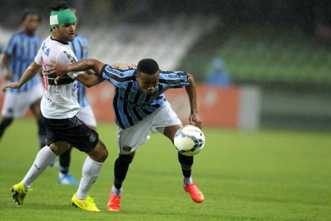 Jogo foi movimentado, com bons duelos no meio-campo |