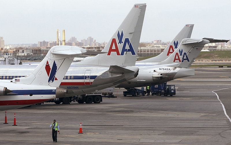 O Aeroporto de Nova Iorque (foto) será o primeiro que adotará o protocolo de medir a temperatura dos passageiros vindo da África Ocidental para prevenir Ebola | REUTERS/Carlo Allegri