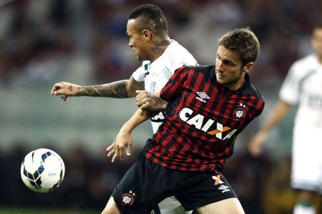 Bady é segurado pelo jogador do Figueirense |
