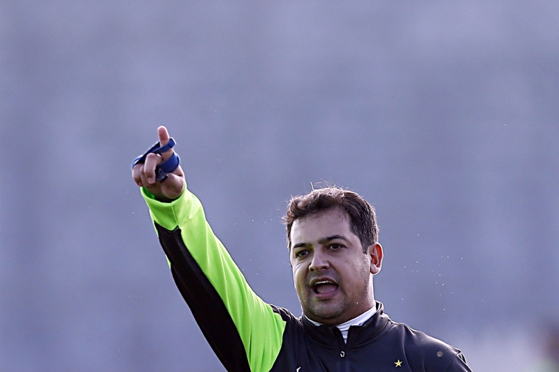 Técnico Marquinhos Santos terá de fazer valer o bom rendimento no Couto para livrar o Coxa | Albari Rosa/ Gazeta do Povo