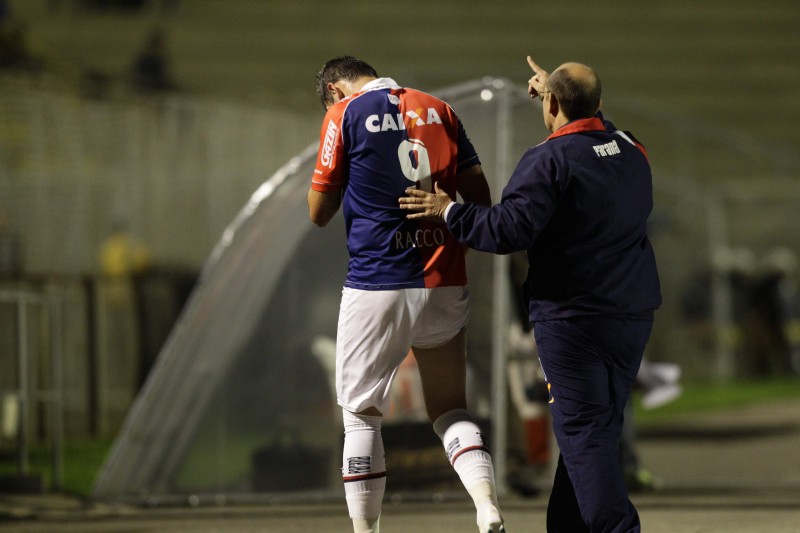 Giancarlo sentiu uma lesão na coxa direita e precisou ser substituído no primeiro tempo do jogo contra a Portuguesa | Daniel Castellano / Gazeta do Povo