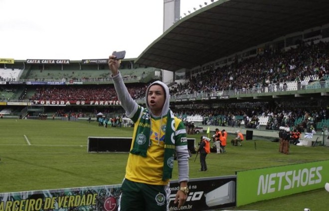 Torcedor do Coritiba faz selfie no Couto antes da vitória sobre o Atlético |